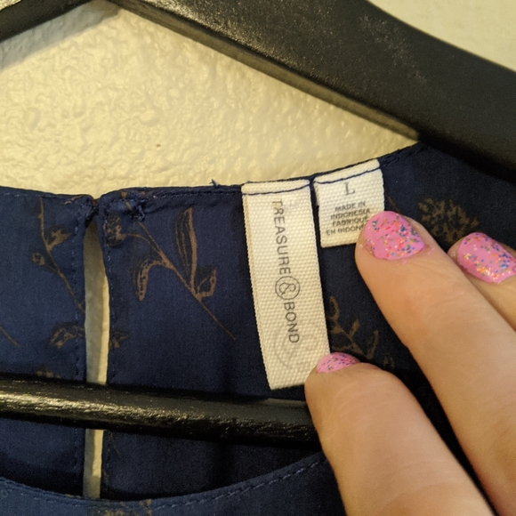 Treasure & Bond bell sleeve Navy floral rose print blouse EUC Large - Picture 5 of 9